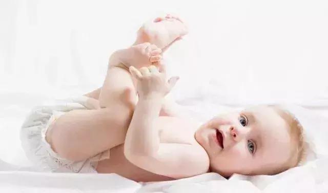 婆婆把纸尿裤洗了拿去晾,婆婆把纸尿裤洗过了