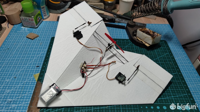 航模飞机制作小学生可飞,航模制作自制超轻载人飞机