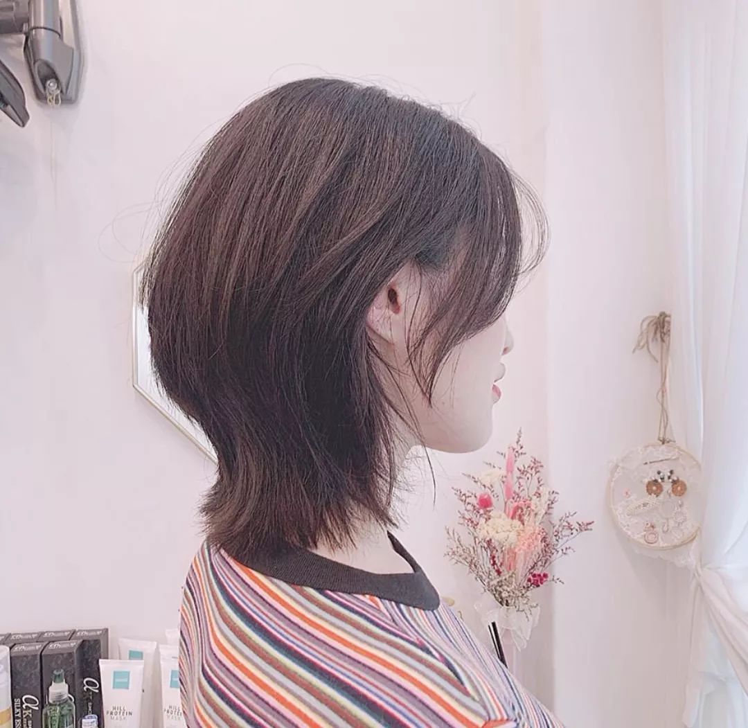 燕尾个性有型的短发,女士短发燕尾造型色彩搭配