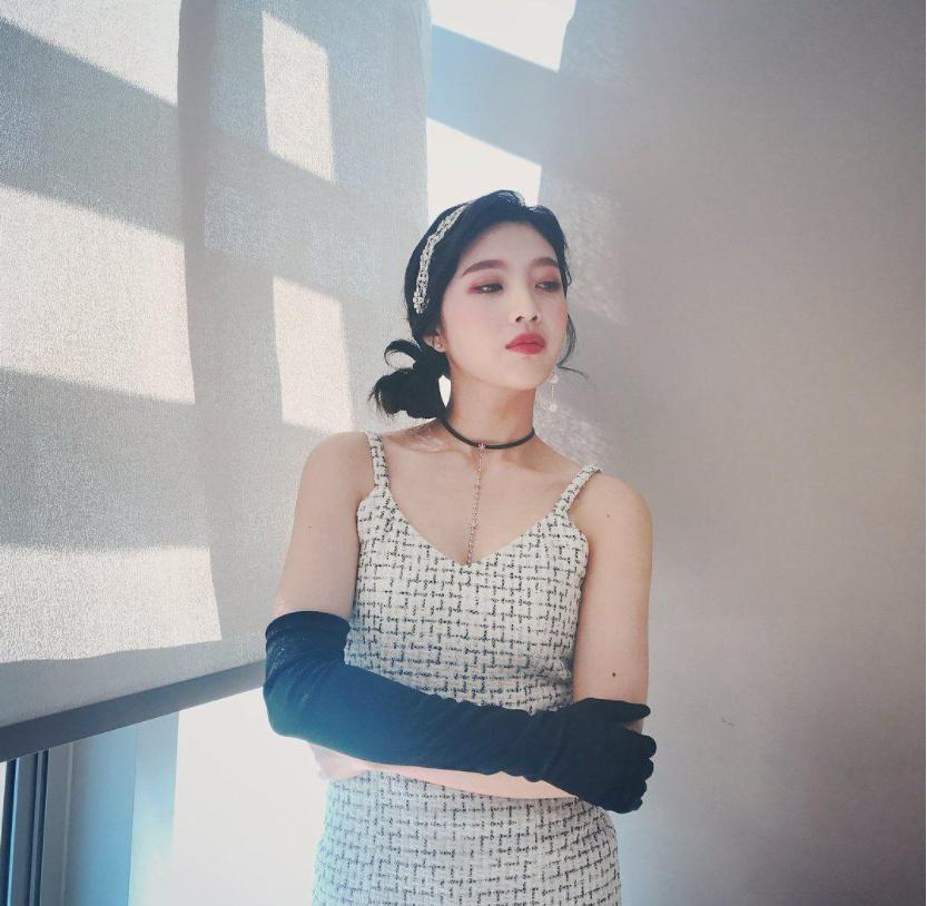 穿上球鞋比泫雅还顶?韩国又一女鞋头崛起,网友称她“性感*弹炸**”