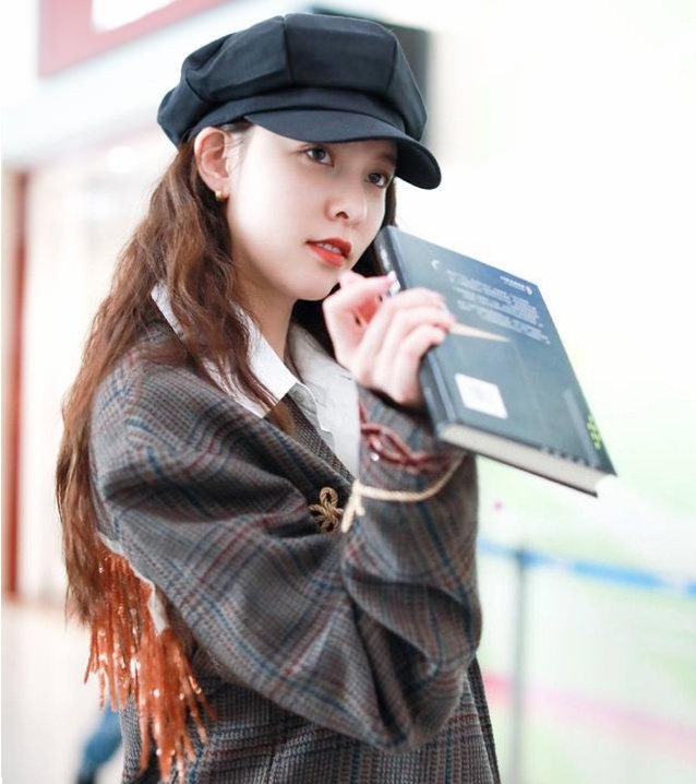 宋妍霏堪称时髦甜酷女孩穿搭范本,宋妍霏短发造型