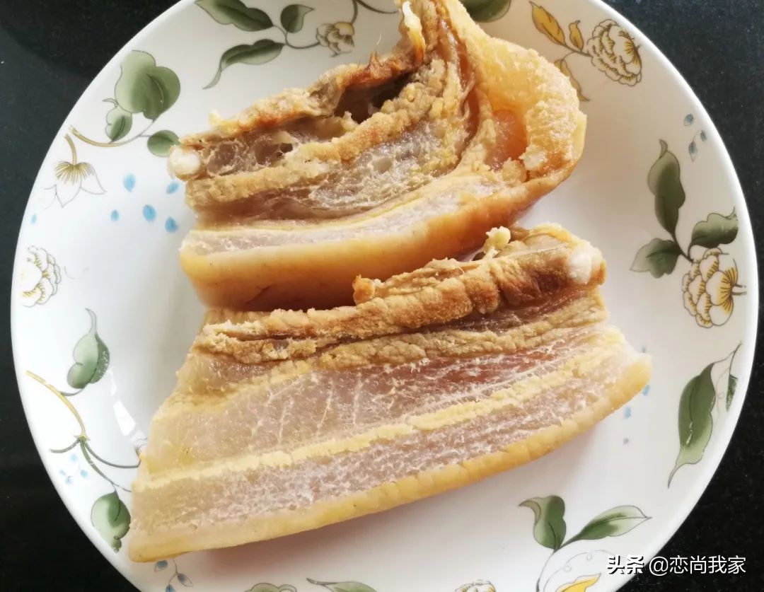 又到腌晒腊肉香肠的季节,又到了灌香肠腌腊肉的季节