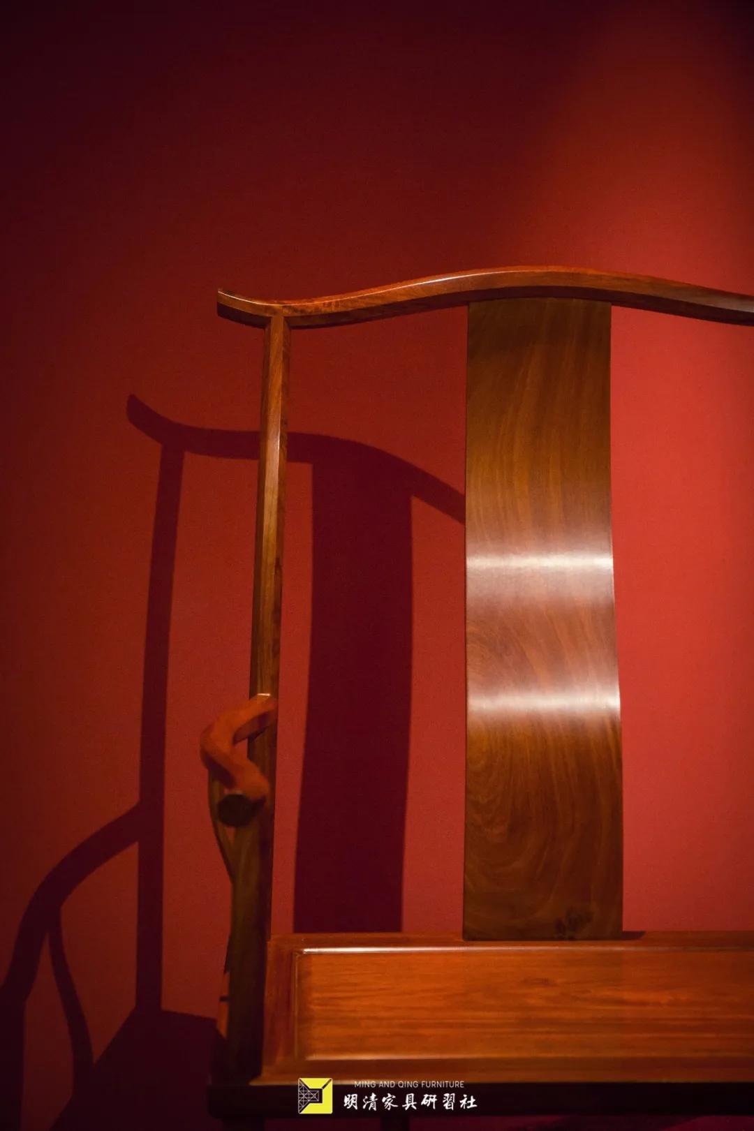 一张椅子风景图,一张好的官帽椅可以保证坐的舒适