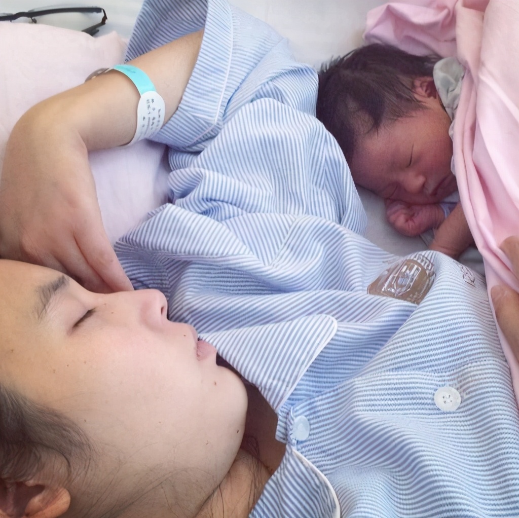 吵架导致羊水破，还好有一个宠溺和爱护我的老公，分娩这关这样过