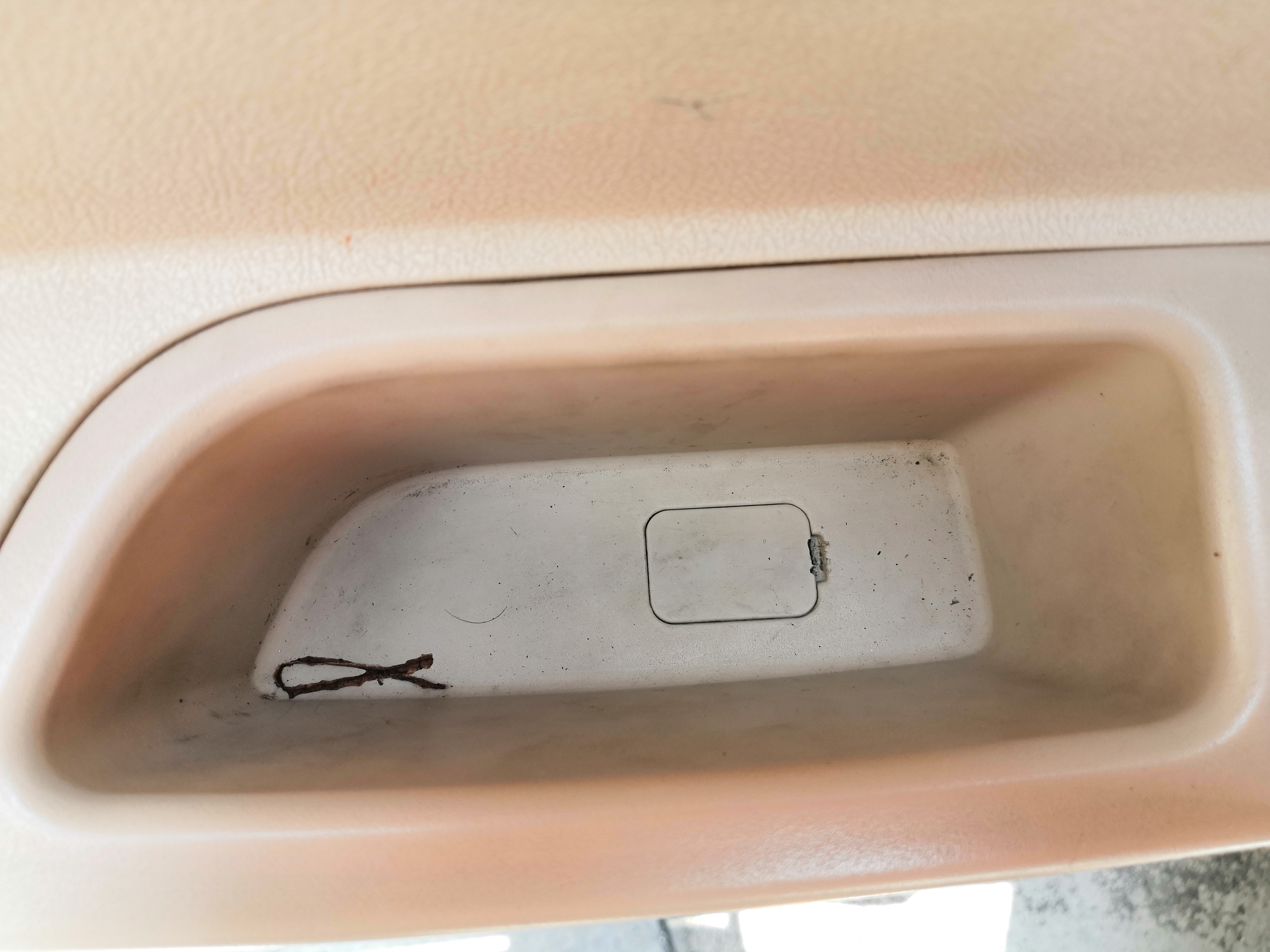 车窗下降有异响升窗没问题,车窗升到顶部吱吱响