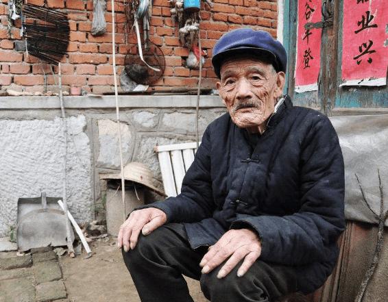 屋后水门前坟讲究,门前坟屋后水