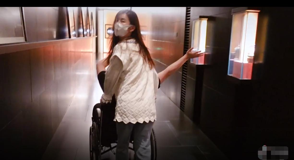 陈赫手术后出院依然逗笑众人,陈赫张子萱产后出院