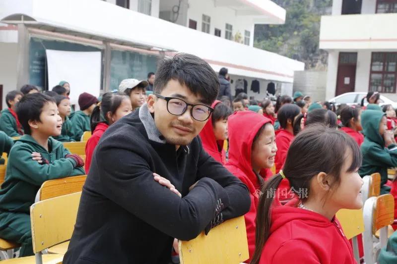 给学生买卫生巾上生理课的男老师在快手上火了！他说：广西山区孩子还需这些东西