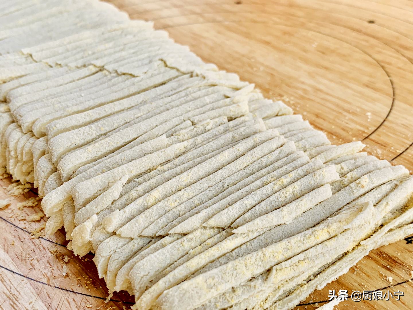 手擀面爽滑劲道有妙招，这样做不断不糟不发硬，北方老一辈做法