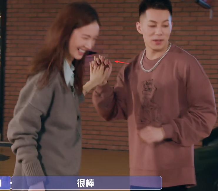 卡斯柏调皮被打,卡斯柏和金晨打桌球