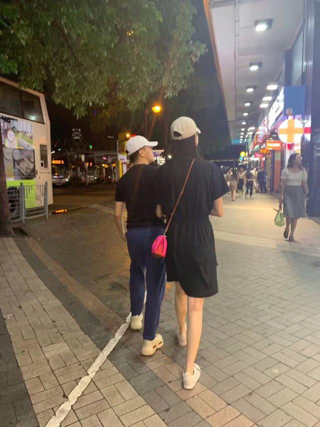 奚梦瑶何猷君戴情侣帽逛街,奚梦瑶同款帽子