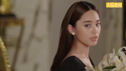 扒开衣服，这女人杀疯了