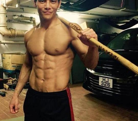 向佐一身肌肉怎么锻炼的,向佐健身练腰