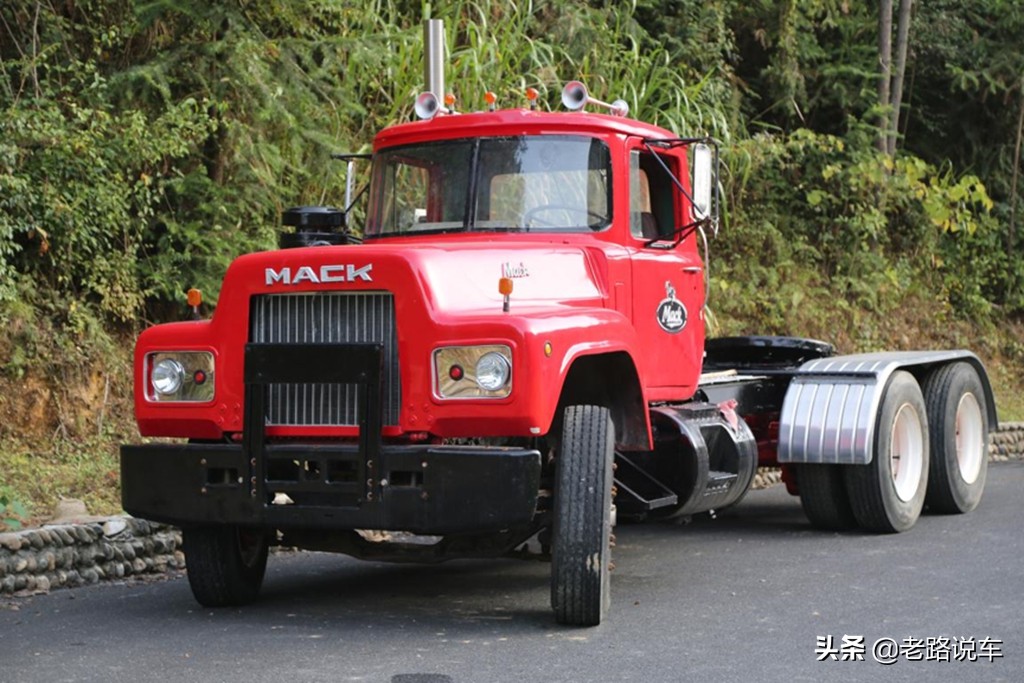 斗牛犬品牌卡车,斗牛犬在汽车上的视频