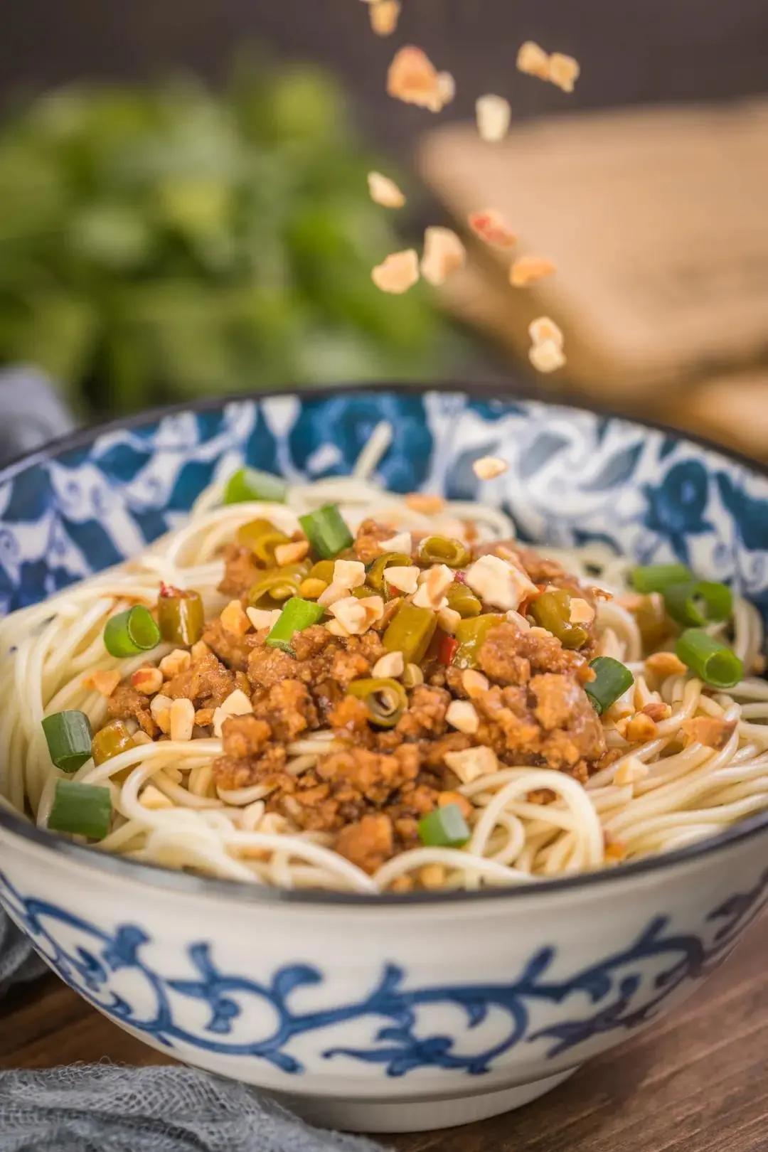 正宗嗦粉教程,怎么一元点螺蛳粉外卖