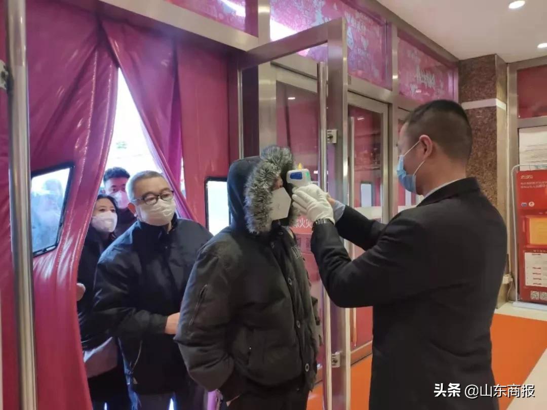 记者调查超市食品安全,记者探访超市物资充足物价稳定