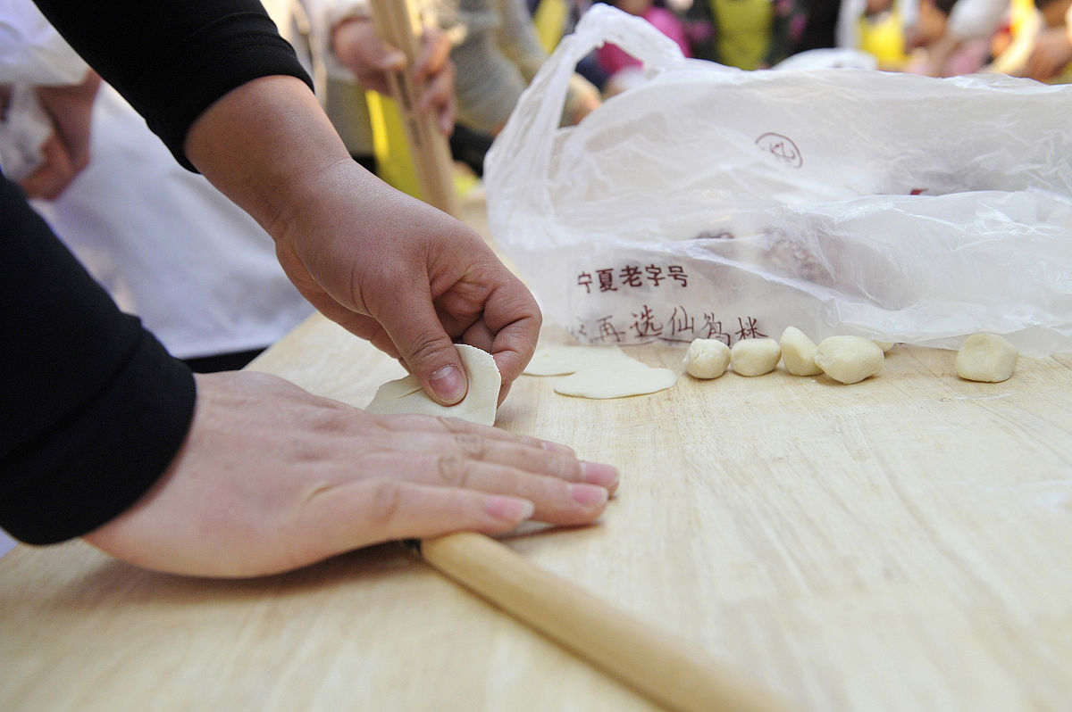 如何用普通面粉100克制作饺子皮,一岁宝宝面粉饺子皮制作