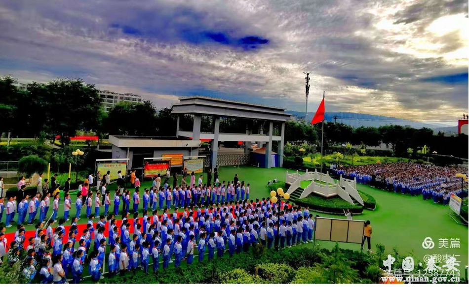 兴国一小举行庆祝中国*产党共**成立100周年书画、手工、足球大赛颁奖典礼