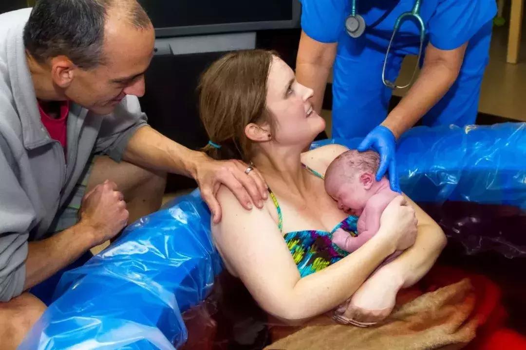 女星谢依霖晒水中分娩“血水”照｜每一对母子，都是生死之交