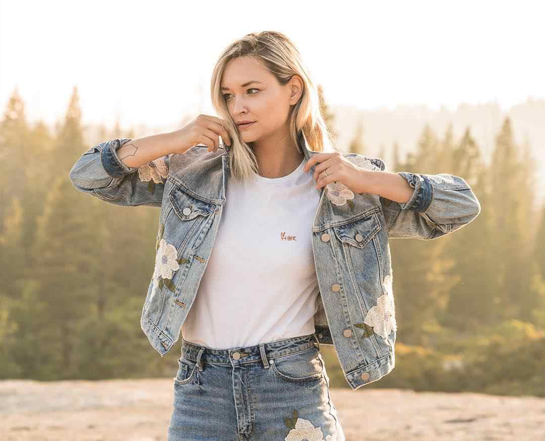 秋天换季内搭怎么选？选对一款白色打底衫，轻松承包多款造型