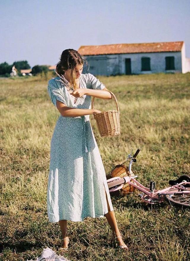 半腰裙今年最流行,今年最流行的显得高贵女士裙