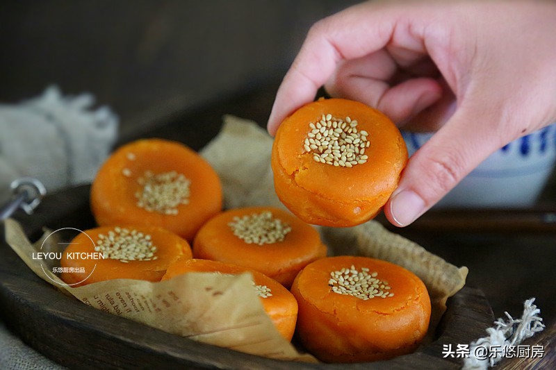 红薯饼怎样做才酥脆好吃,做红薯饼需要加什么配料