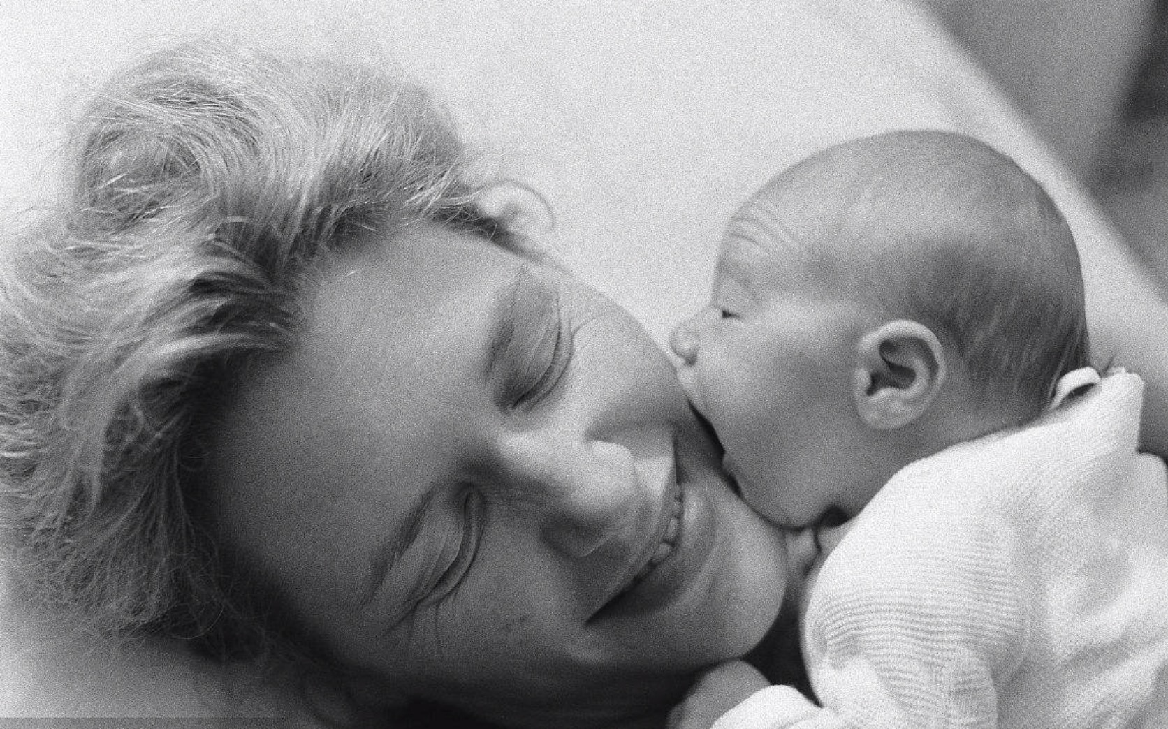 宝宝哼哼唧唧使劲蹬腿哭怎么办,宝宝总是憋气蹬腿大哭怎么回事