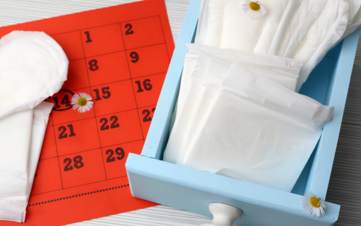 经期掉出来大块血块像肉怎么回事,经期血块发黑像肉一样怎么回事