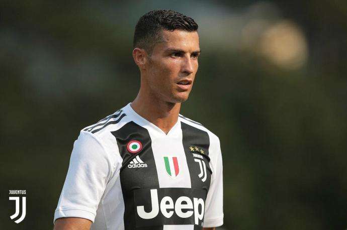 三人相撞，C罗不惧受伤，这样一个“硬汉”C罗，依然让人又爱又恨