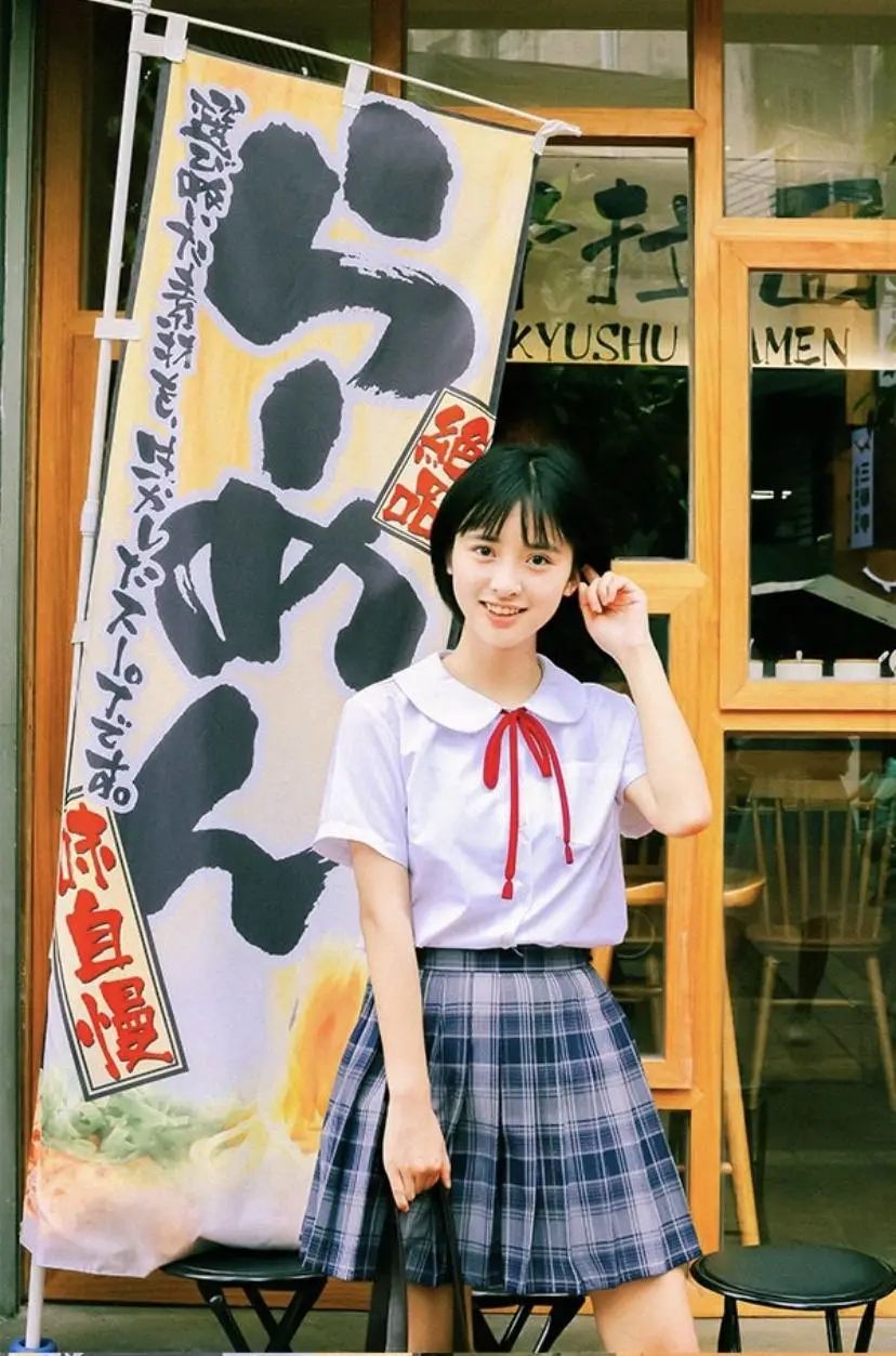 “可怕，中国女孩被JK制服绑架了”