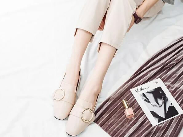 白皮鞋脏了拿什么擦干净,皮鞋用鞋油和护手霜哪个好