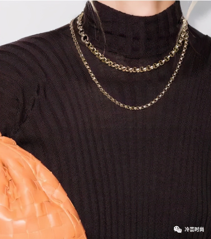 项链的活动扣佩戴方法,项链的佩戴要讲究八大搭配技巧