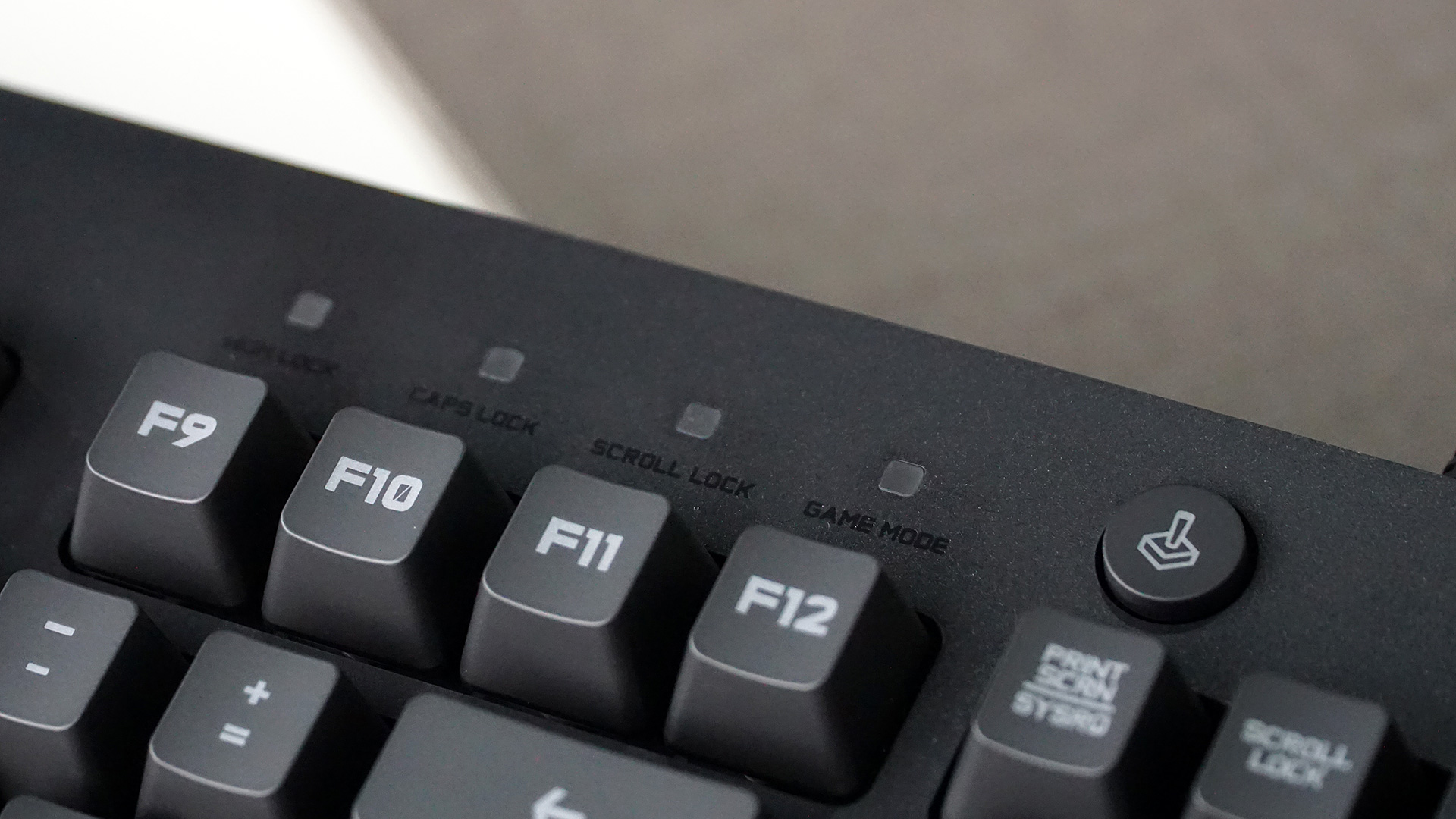 罗技g213键盘好用吗,罗技g213键盘玩游戏灯光不亮