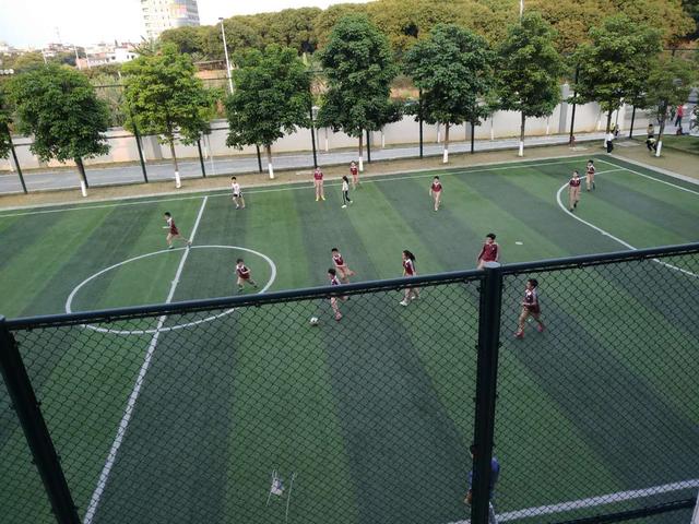 家里有个爱踢球的葫芦娃,喜欢踢球的小朋友