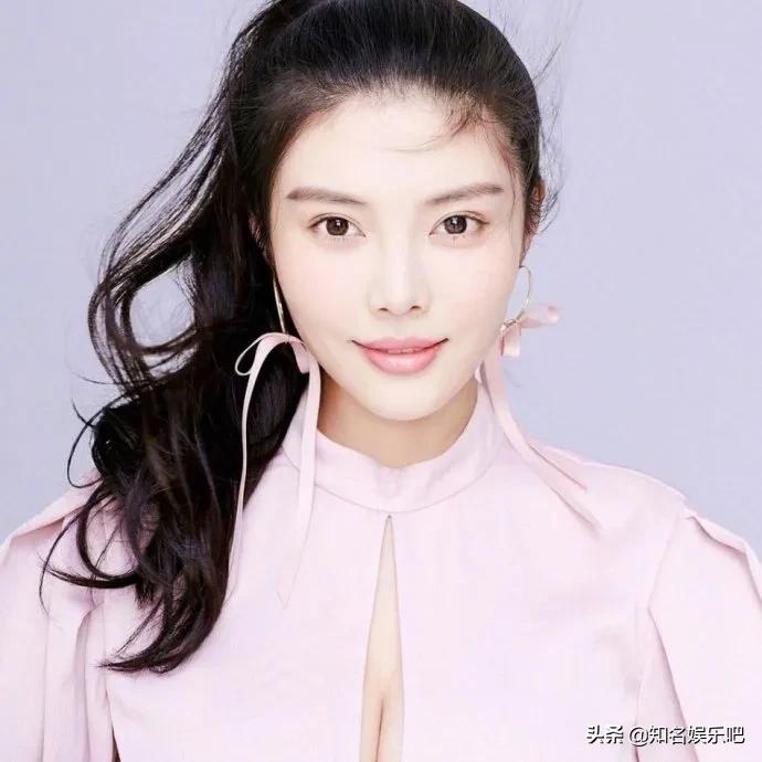 徐冬冬最新写真依旧性感抱足球秀长腿撩人满分