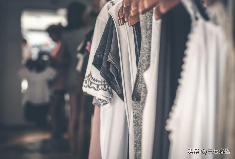 新买的衣服要怎么洗才不会掉色,新买的衣服掉色用什么洗最好