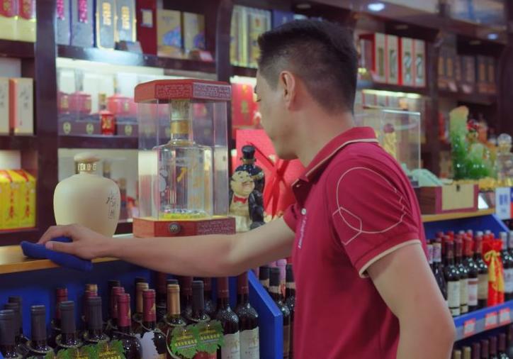 价格高的白酒和低价白酒的区别,白酒建议零售价和实际价格差别