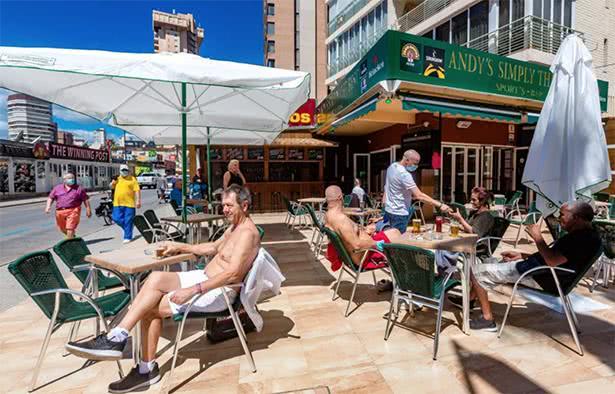 西班牙什么时候恢复开放,西班牙游客晒太阳