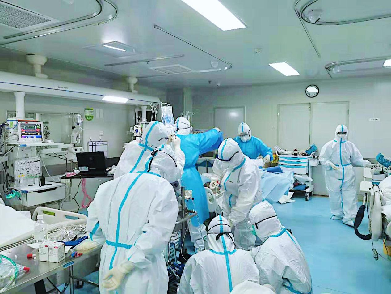 前线医护人员icu,icu医务人员忙碌视频