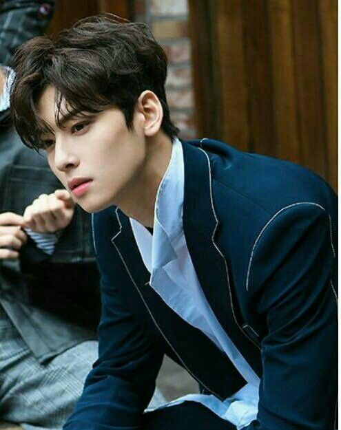 男生发质细软扁塌油腻自然卷发型,男生卷发造型中长发圆脸