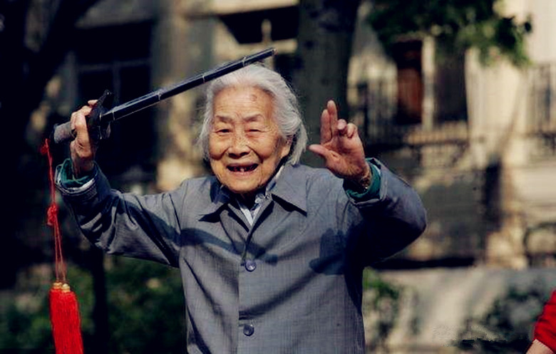 老人持金钗鉴宝专家看后说是赝品,老人持金钗去鉴定专家却说是赝品