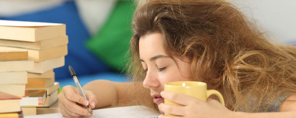 趴着睡觉为什么睡醒了脚麻,趴着睡午觉脚麻怎么回事