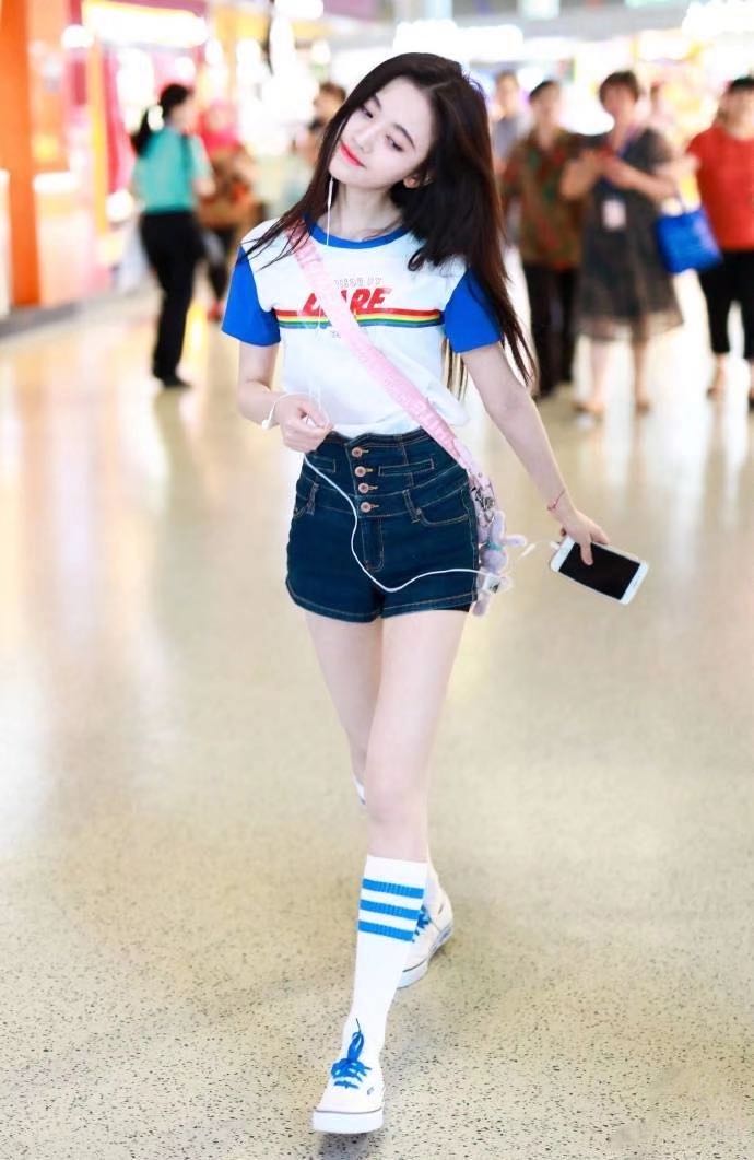 搭配鲨鱼裤显瘦显高的中筒袜,过膝小腿中筒袜哪个更显瘦