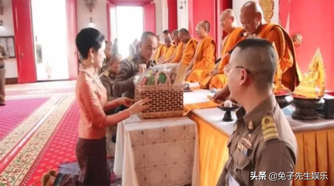 泰王和贵妃出席活动,泰王携贵妃王后出席活动