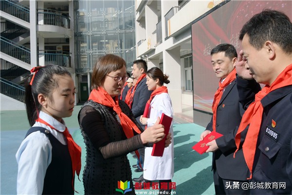 感悟初心使命寻访百名*党**员：徐州市大马路小学校外辅导员聘请仪式