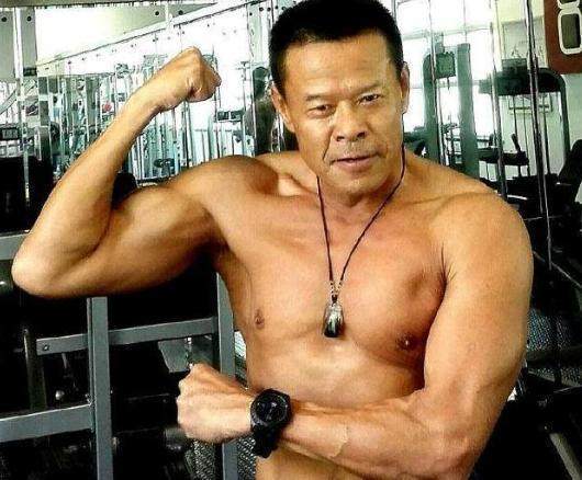 中国男明星肌肉排名前十名,60岁老戏骨肌肉