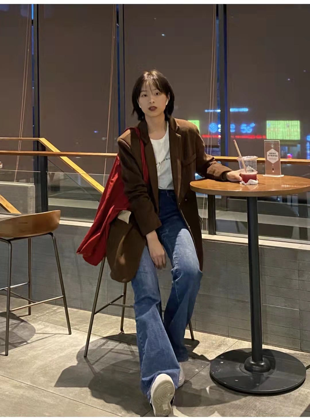 喇叭牛仔裤搭配卫衣好看吗,喇叭牛仔裤怎么搭配上衣和鞋