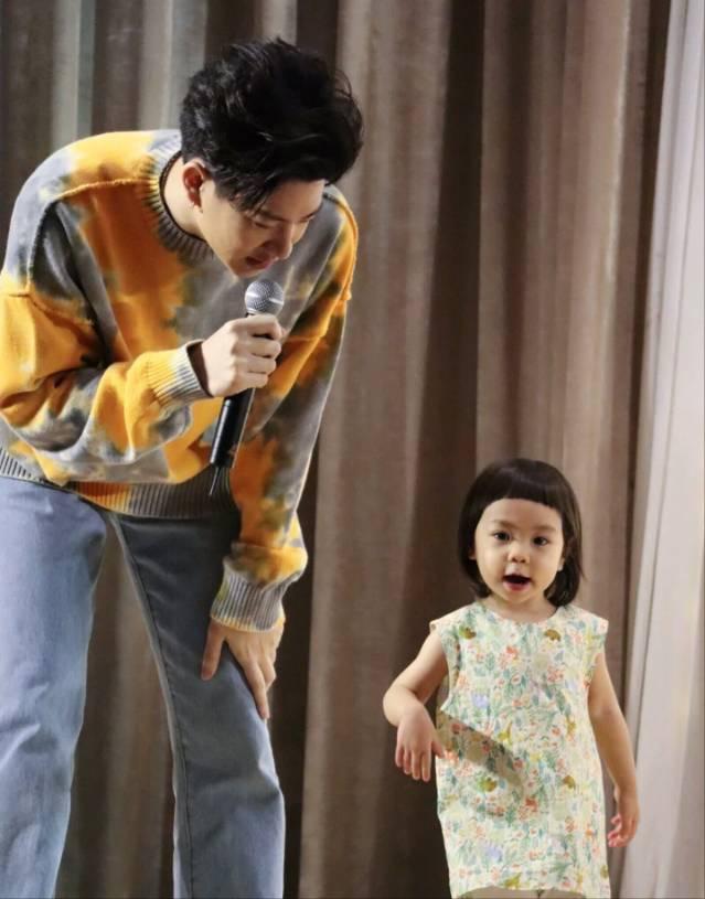 他泰男星和小朋友的治愈同框：BP一家三口关大爷画风不对