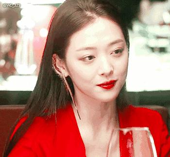 她骂脏话、拍性感床照、仙女人设崩塌，但人们依然爱她