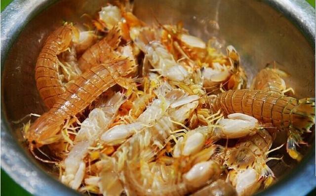 一轮骄阳升日照，二夜美梦伴海涛，三天渔家海鲜饱朋友同行欢笑多